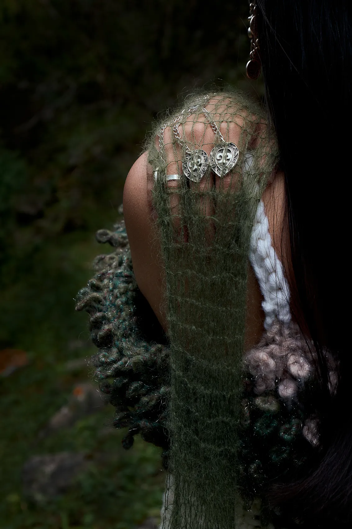 Mohair net over the shoulder, detail